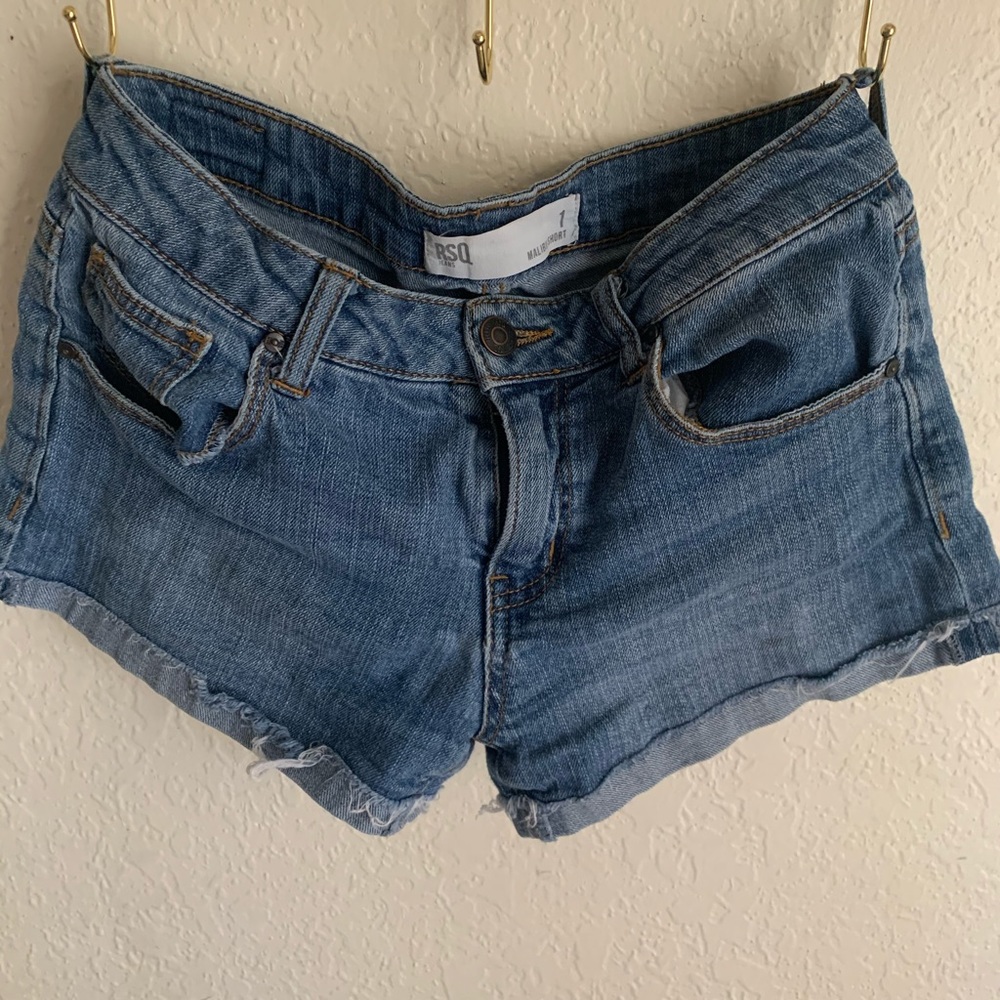 CUTE distressed denim shorts ✨✨